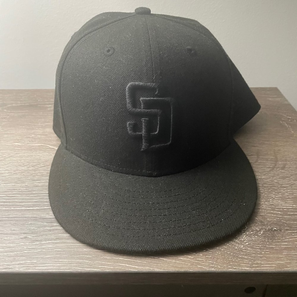 New Era 59Fifty San Diego Padres Fitted Hat - Size 8 - Black